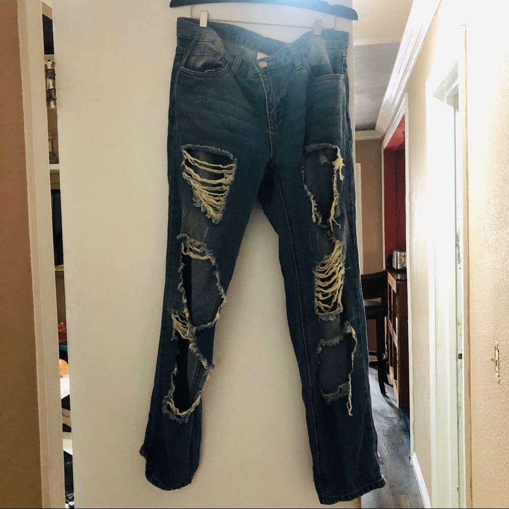 High waist destroyed boyfriend jeans